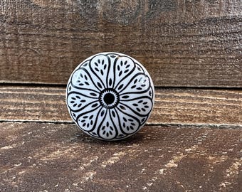 Pomello in ceramica con motivo floreale bianco e nero, maniglia per cassetto in stile country, accessori per il fai da te e la ferramenta per la casa.