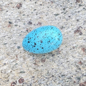 Ovo de pássaro de madeira médio, ovo de pássaro realista pintado à mão, ovo falso salpicado, 3,5 cm, decoração de chapéu artesanal faça você mesmo, ovos de pássaro corvo azul-água