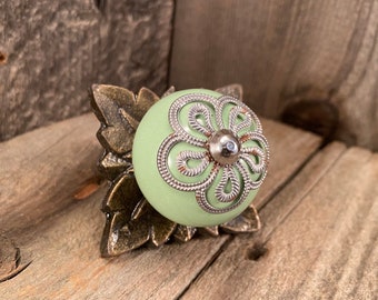 Bouton en céramique, bouton vert de style vintage avec des accents argentés de tablier en laiton antique, traction décorative de meubles, bouton de tiroir, grand bouton