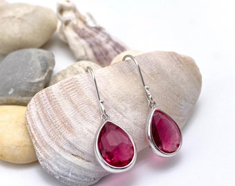Ruby Glass Teardrop Hanger Oorbellen | Ingelijste Robijn Hanger Sterling Zilveren Oorbel | Juli Birthstone oorbellen | Ruby Oorbellen | Cadeau voor haar
