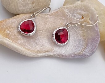 Zierliche Rubin Glas Tropfen Anhänger Ohrringe | Rubin Anhänger Sterling Silber Ohrring | Juli Geburtsstein Ohrringe
