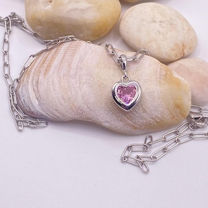 Collar de corazón rosa / Collar de corazón de plata / Collar con colgante de corazón rosa / Regalo de San Valentín / Presente de San Valentín / Collar de corazón delicado