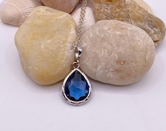 Sapphire Teardrop Halskette | Saphir Sterling Silber Halskette | September Geburtsstein Halskette | Geschenk für Sie | Brautjungfer Geschenk