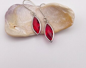 Rubin Glas Längliche Teardrop Ohrringe | Rubin Rot Anhänger Sterling Silber Ohrringe | Juli Geburtsstein Ohrringe | Rubin Ohrringe | Geschenk für Sie