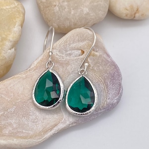 Pendants d&#39;oreilles en forme de larme émeraude | Boucles d&#39;oreilles en argent sterling avec pendentif en verre émeraude | Boucle d&#39;oreille avec pierre de naissance de mai | Cadeau pour elle | Cadeau de demoiselle d&#39;honneur