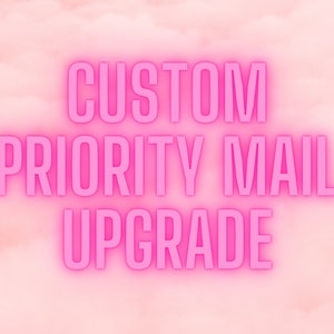 Könnte beinhalten: Rosa Text auf einem weichen rosa und weißen Wolkenhintergrund liest sich "CUSTOM PRIORITY MAIL UPGRADE". Der Text ist in einer fetten, serifenlosen Schriftart mit Neon-Effekt.