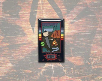 VHS Soft Enamel Pin Summer Camp Slasher - Horror - 80er Jahre
