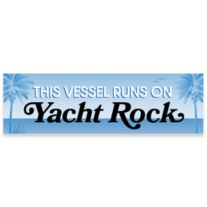 Op de afbeelding: Een blauwe en witte banner met palmbomen aan beide kanten. De tekst op de banner luidt "This vessel runs on Yacht Rock."