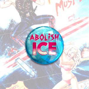 以下が含まれることがあります： 幾何学模様の上にピンク色の「ABOLISH ICE」という文字が書かれた丸い青色のバッジ。背景には、人物やテキストが描かれたヴィンテージスタイルのイラストがあります。