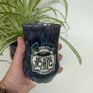Taza de cerámica tónica con alas de murciélago hecha a mano - Decoración de boticario de Halloween