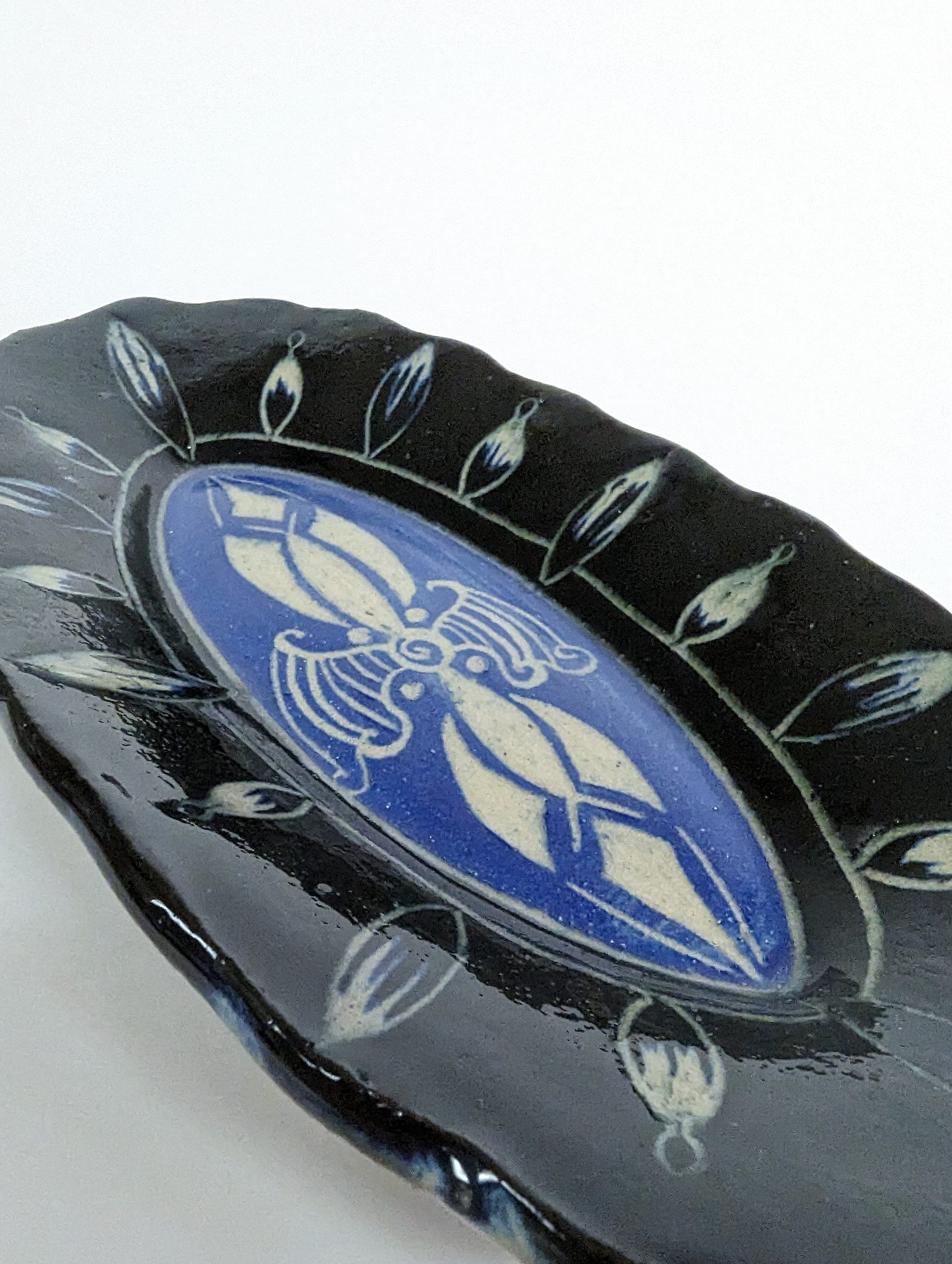 Assiette Décorative En Verre Bleu Gravé "Pieds-Noirs Et Fier De L'être" - Artisanale