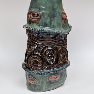 Jarrón de cerámica en espiral hecho a mano: Cerámica esmaltada en azul y verde