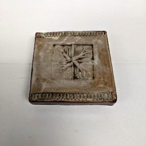 Sottopentola in ceramica fatto a mano: design con timbro ad albero, piastra riscaldante in ceramica