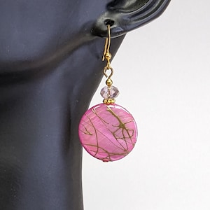 Roze parelmoeroorbellen, roze en gouden oorbellen, handgemaakte oorbellen, oorbellen, roze oorbellen, roze sieraden, goudspetters