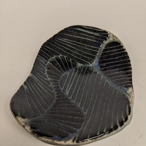 zeepbakje, keramische zeepbak, kleine schaal, aardewerk zeepbakje, handgemaakte zeepbak, decoratieve zeepbak, keramiek, aardewerk