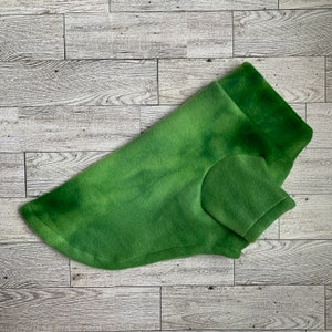 Grüner Tie Dye Hundepullover aus Fleece