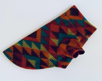 Handgemaakte fleece hondentrui: geometrische print voor de herfst