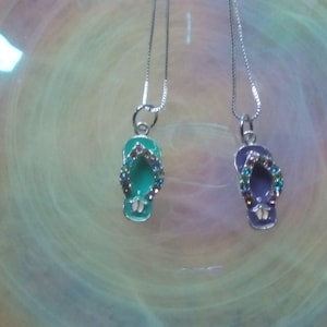 Eine Flipflop Charm Halskette,silber mit petrol oder lila Emaille mit Strasssteinen,Strand Style,Boho Style,spirituell Stil,City Style