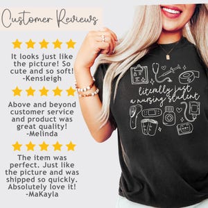 K&ouml;nnte beinhalten: Ein schwarzes T-Shirt mit einem wei&szlig;en Grafikdesign, auf dem "Im Grunde nur ein Krankenpflegesch&uuml;ler" steht. Die Grafik enth&auml;lt ein Stethoskop, eine Spritze, einen Verband, ein Thermometer und andere medizinische Symbole.