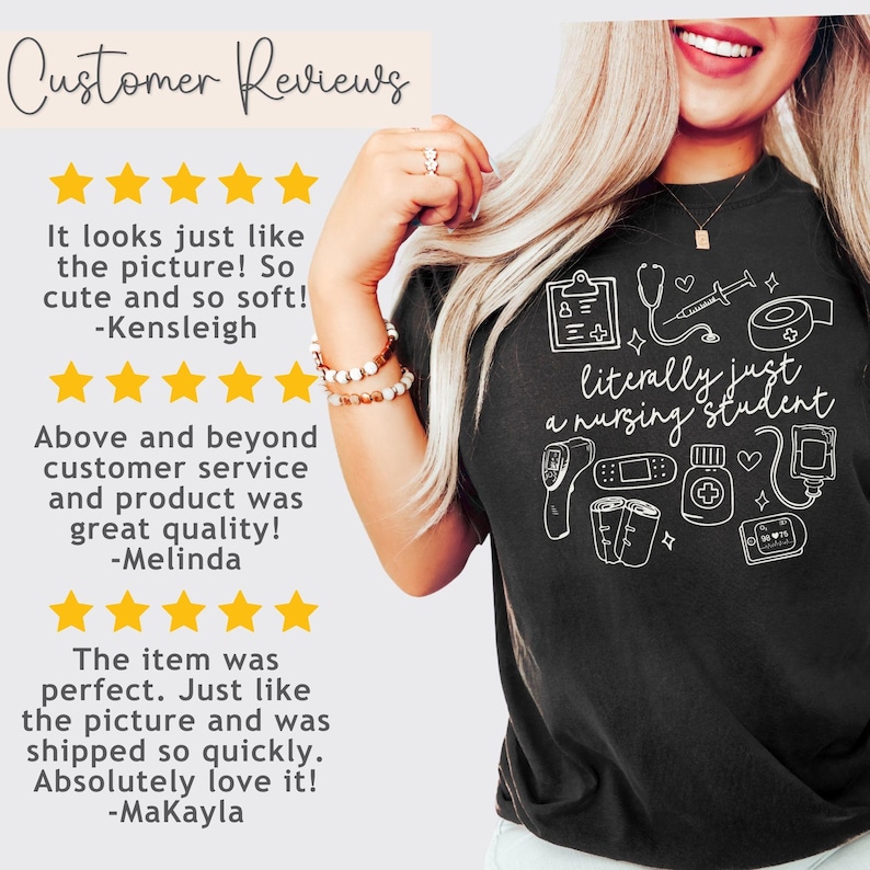 K&ouml;nnte beinhalten: Ein schwarzes T-Shirt mit einem wei&szlig;en Grafikdesign, auf dem "Im Grunde nur ein Krankenpflegesch&uuml;ler" steht. Die Grafik enth&auml;lt ein Stethoskop, eine Spritze, einen Verband, ein Thermometer und andere medizinische Symbole.