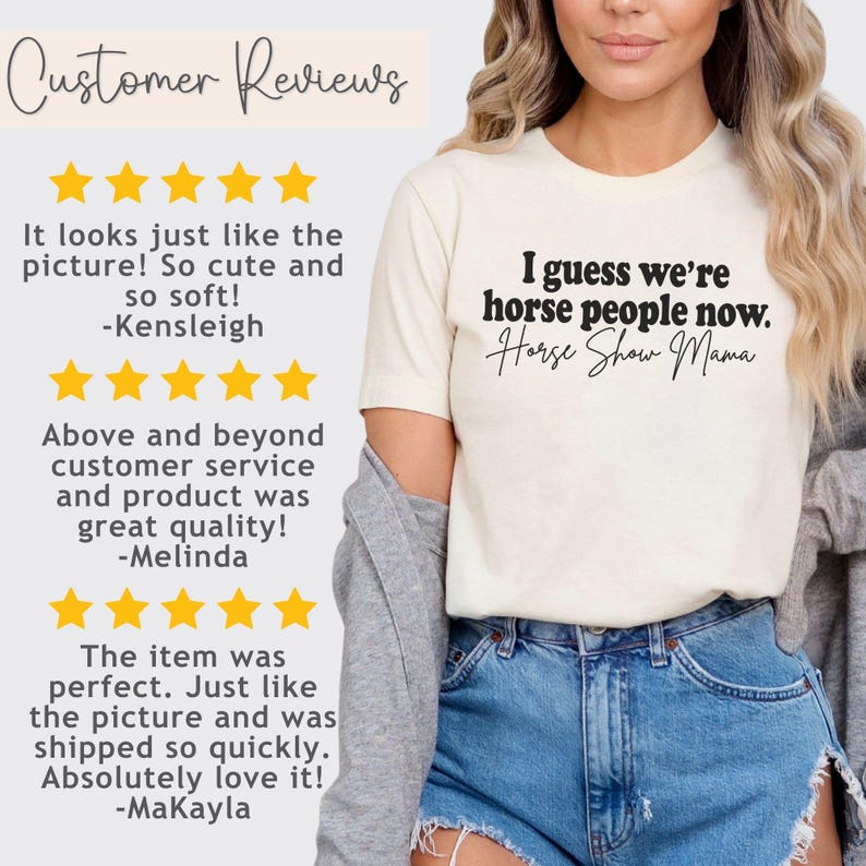 Peut inclure: Un t-shirt blanc avec le texte "I guess we're horse people now. Horse Show Mama" imprim&eacute; en noir. Le t-shirt est port&eacute; par une personne avec un short en jean bleu.