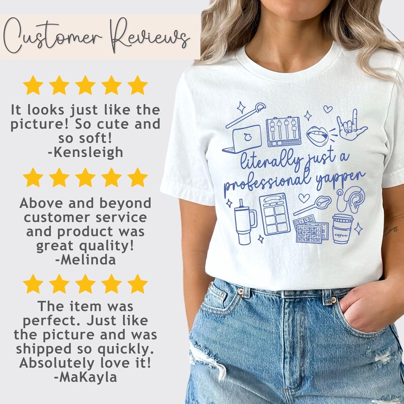 以下が含まれることがあります： 「literally just a professional yapper」と書いてある青いグラフィックデザインの白いTシャツ。グラフィックには、マイク、ラップトップ、メイクパレット、コーヒーカップ、その他のアイコンが含まれています。