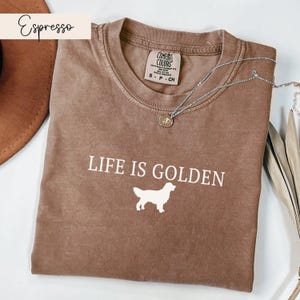 Camiseta Life Is Golden Retriever Comfort Colors® Golden Mama Golden Retriever Mom Camiseta Golden Mom Regalos para Retrievers Nueva mamá de perro Mantente Golden imagen 3