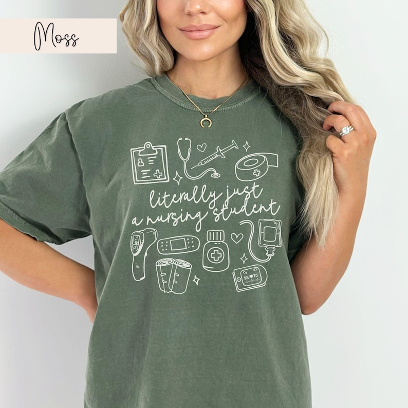 K&ouml;nnte beinhalten: Ein gr&uuml;nes T-Shirt mit einem wei&szlig;en Grafikdesign von medizinischen Ger&auml;ten und dem Text "im Grunde nur ein Krankenpflegesch&uuml;ler".