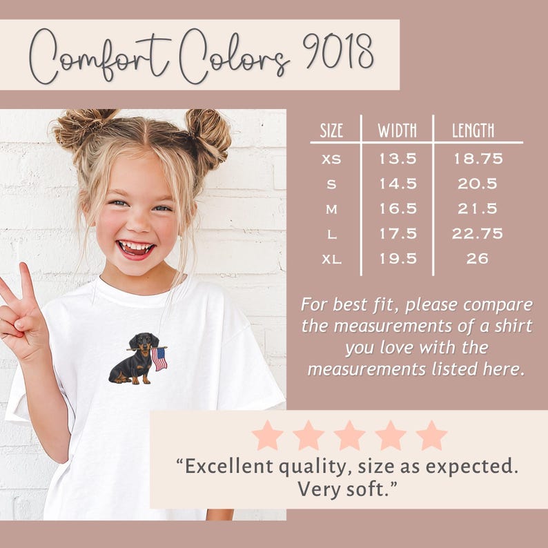 Op de afbeelding: Wit Comfort Colors T-shirt met een teckel met een Amerikaanse vlag. De maattabel toont de afmetingen in centimeters. De tekst "Comfort Colors 9018" staat bovenaan. Het shirt wordt beschreven als "Uitstekende kwaliteit, maat zoals verwacht. Zeer zacht."
