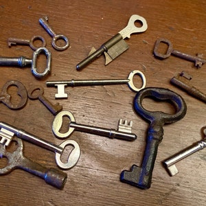 Skelettschlüssel - Antiquität, Vintage, Reproduktion - Rostig, glänzend, dekorativ, nützlich - Lot von Skelettschlüsseln