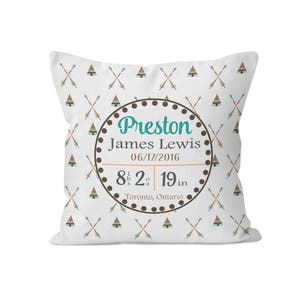K&ouml;nnte beinhalten: Wei&szlig;es Kissen mit einem braunen und wei&szlig;en Pfeilmuster. Ein brauner Kreis mit wei&szlig;en Punkten enth&auml;lt den Text "Preston James Lewis 06/17/2016 8 lb 2 oz 19 in Toronto, Ontario".