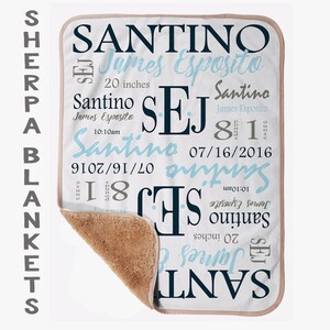 K&ouml;nnte beinhalten: Eine wei&szlig;e Sherpa-Decke mit braunem Rand und R&uuml;ckseite. Die Decke zeigt den Namen "Santino" in verschiedenen Schriftarten und Farben, zusammen mit dem Namen "James Esposito", Ma&szlig;en und dem Datum 16.07.2016. Die Decke ist 50,8 cm gro&szlig;.