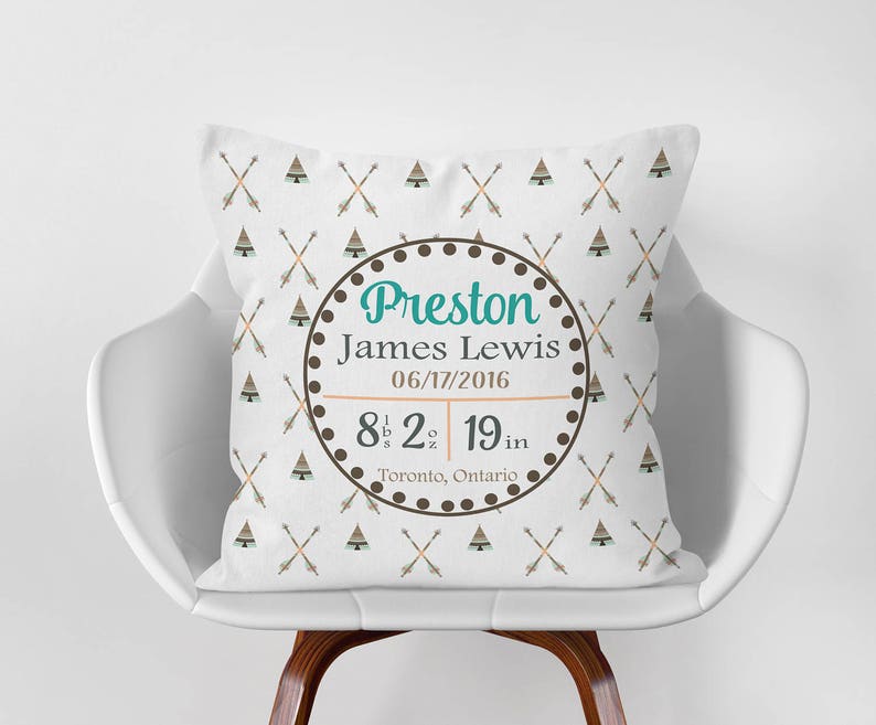 K&ouml;nnte beinhalten: Wei&szlig;es Kissen mit einem braunen und t&uuml;rkisfarbenen Design mit Pfeilen und einem Kreis mit dem Text "Preston James Lewis 06/17/2016 8 1/2 19 in Toronto, Ontario"