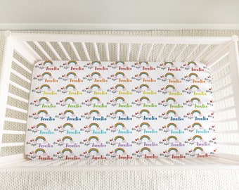 Sábana de cuna ajustada para bebé arco iris, ropa de cama para bebé arco iris, sábana ajustada para bebé arco iris, guardería para bebés arco iris, hoja de cuna con nombre de bebé personalizada