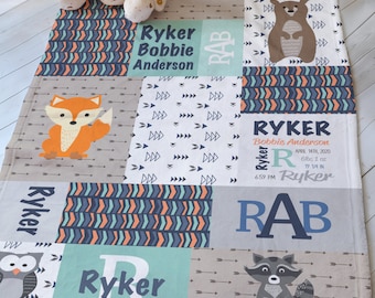 Könnte beinhalten: Eine personalisierte Babydecke mit Waldmotiv. Die Decke zeigt einen Fuchs, eine Eule, einen Waschbär und einen Bären. Die Decke ist aus weichem, kuscheligem Stoff und perfekt als Geschenk zur Babyparty. Die Decke ist mit dem Namen des Babys, dem Geburtsdatum und dem Gewicht personalisiert. Die Decke ist außerdem mit Pfeilen und den Buchstaben "RAB" verziert.