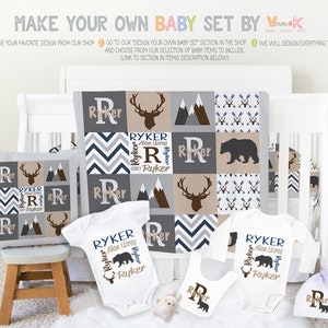 K&ouml;nnte beinhalten: Ein personalisiertes Baby-Set mit Waldmotiv. Das Set beinhaltet eine Decke, ein Kissen, einen Strampler, ein L&auml;tzchen und eine M&uuml;tze. Die Decke besteht aus einem Patchwork aus grauem, braunem und wei&szlig;em Stoff mit einem Chevron-Muster. Das Kissen, der Strampler, das L&auml;tzchen und die M&uuml;tze sind alle wei&szlig; mit braunen und grauen Akzenten. Das Set ist personalisiert mit dem Namen "Ryker" und dem Text "Alan Usrey".