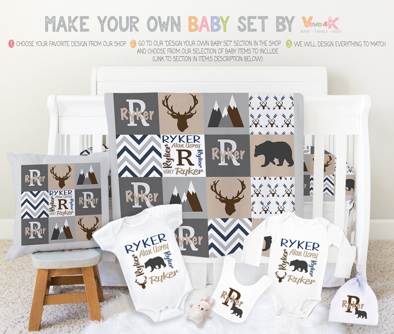 K&ouml;nnte beinhalten: Ein personalisiertes Baby-Set mit Waldmotiv. Das Set beinhaltet eine Decke, ein Kissen, einen Strampler, ein L&auml;tzchen und eine M&uuml;tze. Die Decke besteht aus einem Patchwork aus grauem, braunem und wei&szlig;em Stoff mit einem Chevron-Muster. Das Kissen, der Strampler, das L&auml;tzchen und die M&uuml;tze sind alle wei&szlig; mit braunen und grauen Akzenten. Das Set ist personalisiert mit dem Namen "Ryker" und dem Text "Alan Usrey".