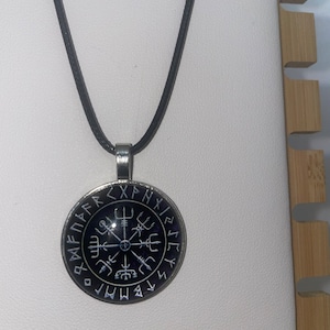 Men&#39;s Nordic Vegvisir Necklace - Viking Runes Compass Pendant Talisman - Norse Charm (Silver)