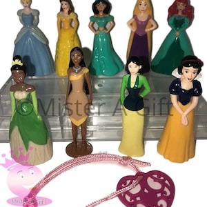 Set Principesse Disney composto da 9 toppers per torta in plastica e 1 braccialetto Principessa