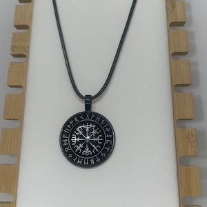Men&#39;s Nordic Vegvisir Necklace - Viking Runes Compass Pendant Talisman - Norse Charm (black)