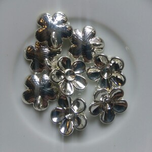 Breloques, pendentifs fleur, Light Silver Tone fleur charmes avec une seule boucle. Cette liste est pour 8 charmes. image 3