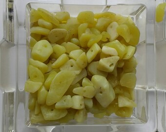 Perle de puces, puce nouveau Jade vert Olive clair Chips. Pépites, pépites de vert, ont tous les trous percés, la liste est pour un 15" brin