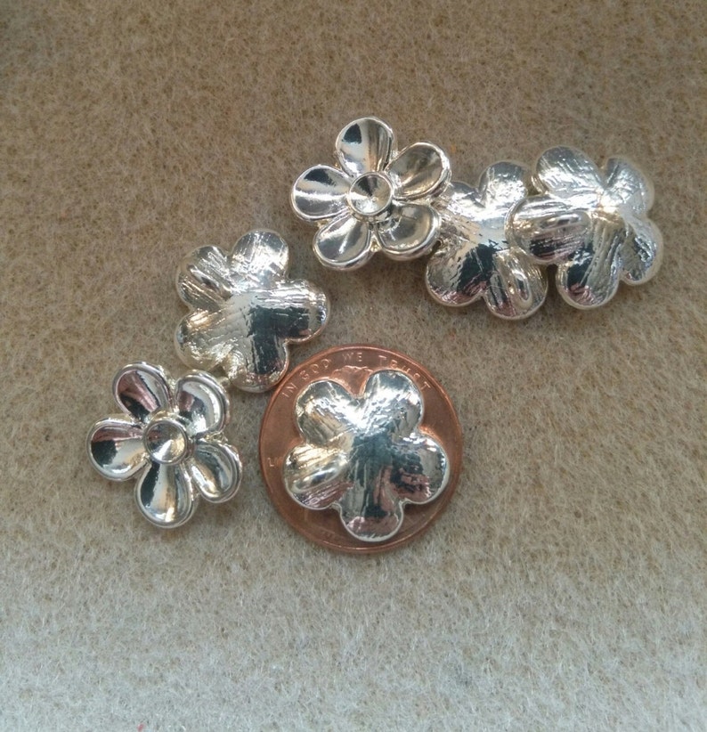 Breloques, pendentifs fleur, Light Silver Tone fleur charmes avec une seule boucle. Cette liste est pour 8 charmes. image 4