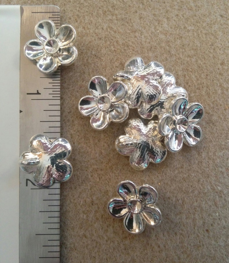 Breloques, pendentifs fleur, Light Silver Tone fleur charmes avec une seule boucle. Cette liste est pour 8 charmes. image 5