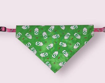 Zielona bandana dla psa w kształcie kubka z kawą | Zakładana na kołnierz, ubranko dla zwierzaka