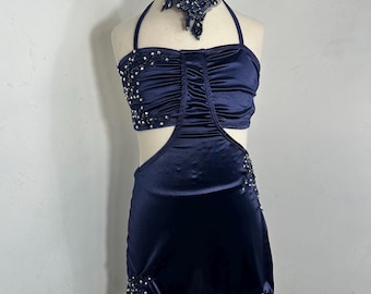 Zeitgenössisches Tanzkostüm aus satiniertem Spandex mit eingearbeitetem, gefüttertem Slip.   Eine in weinrot in weinrot.  Kann Kundenspezifisch bestellt werden