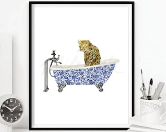 Estampado de leopardo en bañera azul: Arte chinoiserie para baño (Descarga digital)
