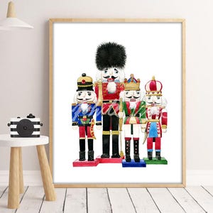 Könnte beinhalten: Ein Aquarellbild von fünf Nussknackerfiguren. Die Nussknacker sind alle in verschiedenen Farben und haben unterschiedliche Gesichtsausdrücke. Die Nussknacker stehen in einer Reihe, und der in der Mitte ist der größte.