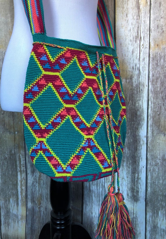 Wayuu bag *Colors* Handmade mochila in Colombia.