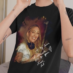 ヒラリー・ダフ ファンTシャツ | アルバム・レガシー クルーネック | 音楽愛好家へのギフト | ポップスターの記念品 | 着心地の良いノスタルジックなTシャツ